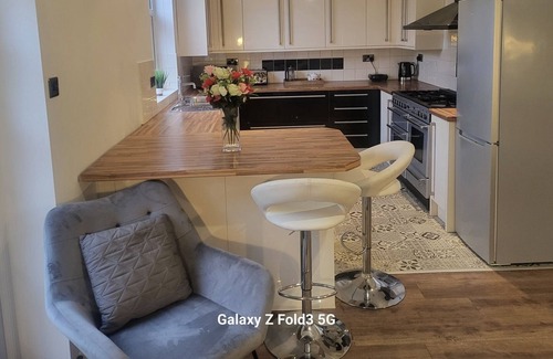 York House | 4 DOUBLE BED TOWN HOUSE, NEAR YORK HOSPITAL AND CITY CENTRE SLEEPS 8