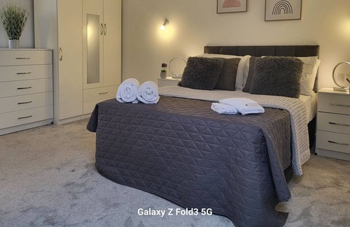 York House | 4 DOUBLE BED TOWN HOUSE, NEAR YORK HOSPITAL AND CITY CENTRE SLEEPS 8