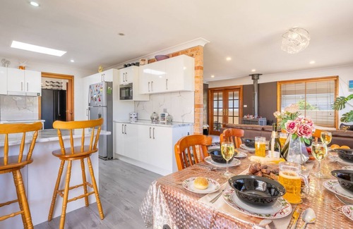 Salamander Bay House | 4 Gilchrist Rd - pet friendly, air con, Wi-Fi