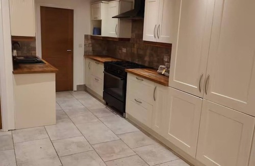 Bolton Apartment | 4 Guests - Bbq - Parking - Garden