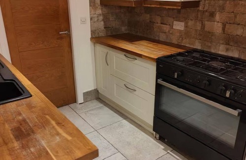 Bolton Apartment | 4 Guests - Bbq - Parking - Garden