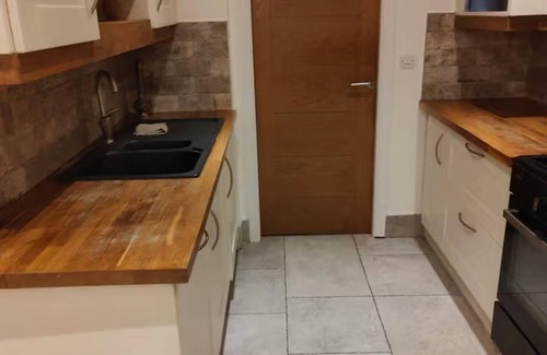 Bolton Apartment | 4 Guests - Bbq - Parking - Garden
