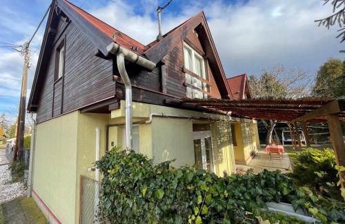 Csillaghegy Villa | 4 Guests: River & Garden Charm
