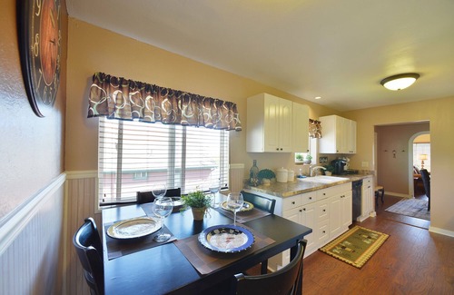 Mount Shasta House | 4 Homes in downtown Mt. Shasta sleeps 24!