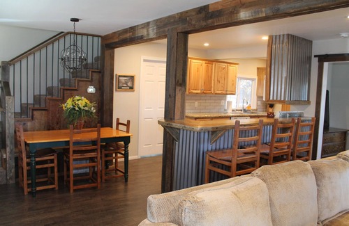 The Village House | 4 HOUSES FROM THE VILLAGE, Remodeled, WiFi/Smart TV, W/D, Fireplace, Pets, Clean