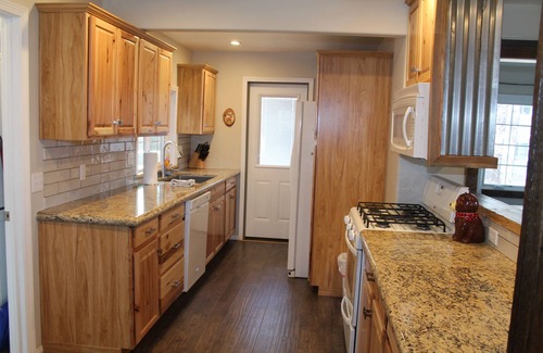 The Village House | 4 HOUSES FROM THE VILLAGE, Remodeled, WiFi/Smart TV, W/D, Fireplace, Pets, Clean