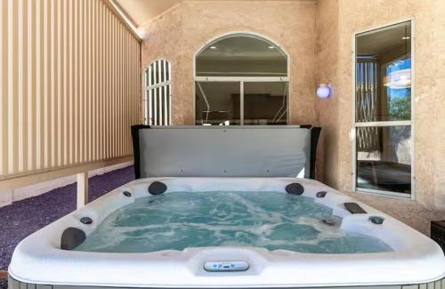 Garden Lakes House | 4 King Size Beds - Hot Tub & Pool