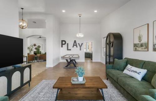 Garden Lakes House | 4 King Size Beds - Hot Tub & Pool