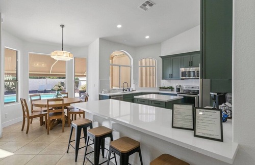 Garden Lakes House | 4 King Size Beds - HotTub & Pool