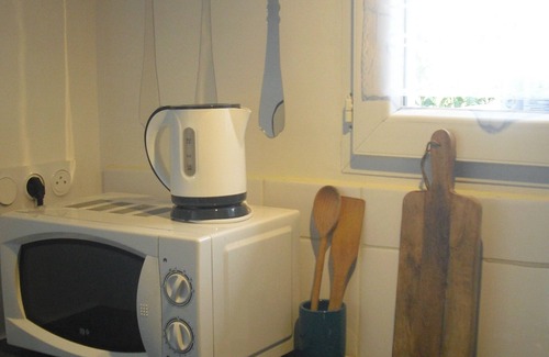 Gordes Apartment | 4 km from Gordes, Gite for 2 people on ground floor