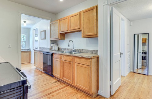 South Riverside House | 4 Mi to Dtwn Jacksonville: Chic Home w/Porch!
