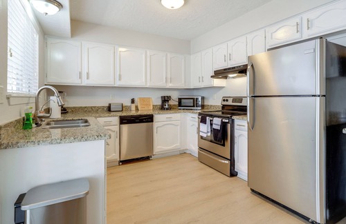 Bryan House | 4 Mi to TAMU: Sleek Bryan Home Near Shops & Eats