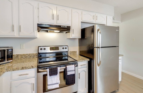 Bryan House | 4 Mi to TAMU: Sleek Bryan Home Near Shops & Eats