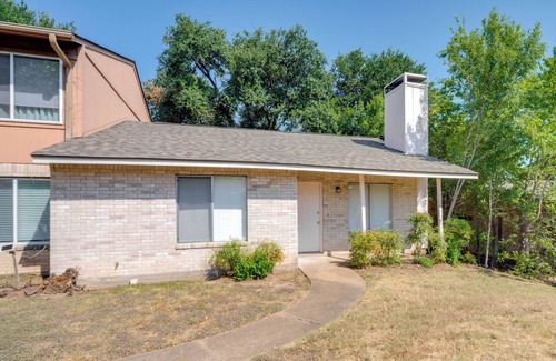 Bryan House | 4 Mi to TAMU: Sleek Bryan Home Near Shops & Eats