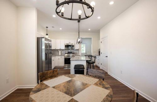 Burlington House | 4 Min to Downtown - En-Suite Bath - Washer and Dryer