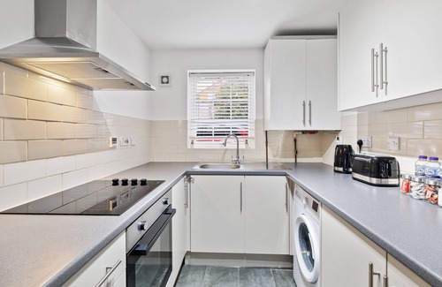 Tea Green Apartment | 4 Min to LTN | Modern Stylish | WiFi | FreeParking