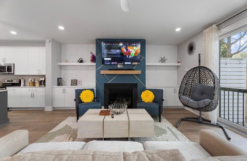 Raleigh House | 4 Min To North Hills, Walk to Shop, Dine, Home Gym