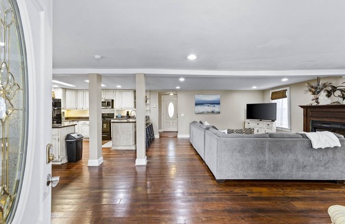 San Jacinto House | 4 Min. Walk to Beach, Great for Groups or Families