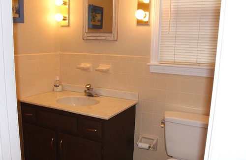 West Dennis House | 4 minute walk to beach, 4 bedroom, 2 bath, fenced in yard, pet friendly