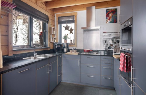 Vex Ski Chalet | 4-minute walk to the ski elevator with ski lockers! Snow-sure 1800m-3330m Mont Fort!