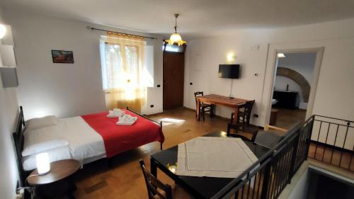 Assisi Apartment | 4 minuti da San Carlo Acutis, 8 ospiti, IDROmassaggio, Doccia ALL'OMBRA DI SANTA CHIARA, Piano Terra 2 ingressi 3 camere 2 bagni, Spazioso, Perfetto - La nostra Forza è PRESENZA LIVE 24-7, MyAssisiSuite, più di un semplice Appartamento - MÓWIMY PO POLSKU