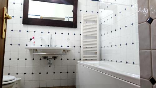 Assisi Apartment | 4 minuti da San Carlo Acutis, 8 ospiti, IDROmassaggio, Doccia ALL'OMBRA DI SANTA CHIARA, Piano Terra 2 ingressi 3 camere 2 bagni, Spazioso, Perfetto - La nostra Forza è PRESENZA LIVE 24-7, MyAssisiSuite, più di un semplice Appartamento - MÓWIMY PO POLSKU