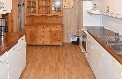 Voll House | 4 person holiday home in Måndalen