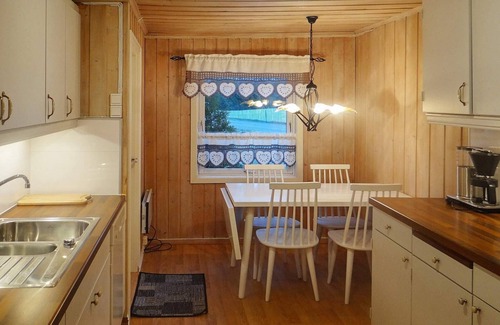 Voll House | 4 person holiday home in Måndalen