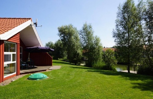 Norderteil House | 4-person vacation home with private jetty, direct lakeside location, canoe, sauna and wood-burning stove in Otterndorf