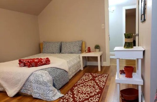 Needham House | #4 RED Gorgeous Cozy Room 6 Min to Babson College!