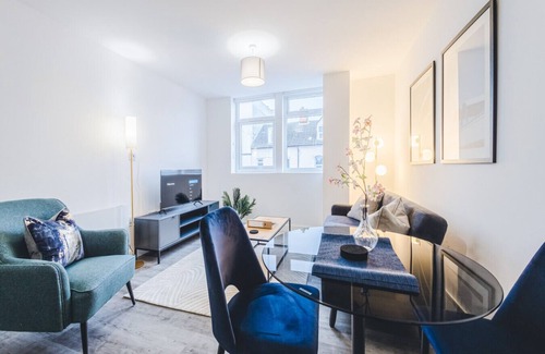Swindon Apartment | 4 Regent Circus Apartment Central Location Long Stays