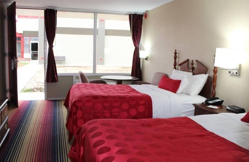 Perry House | 4 Relaxing Units Near Historic Downtown Perry, Breakfast, Pool, , Parking!