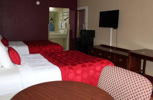 Perry House | 4 Relaxing Units Near Historic Downtown Perry, Breakfast, Pool, , Parking!