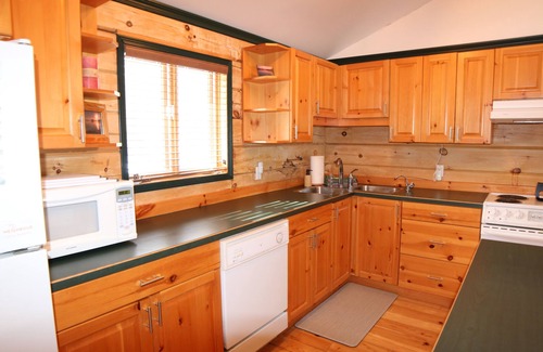 Algonquin Highlands Cottage | 4-Season Private Log Cottage on Kawagama Lake, fireplaces, sunroom, dock, Wifi