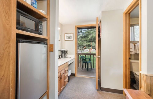 Estes Park Hotel | 4 Seasons Inn on Fall River