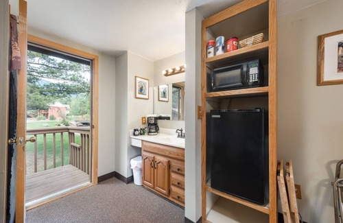 Estes Park Hotel | 4 Seasons Inn on Fall River