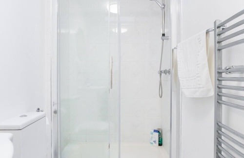 Camden Town House | 4 Single Bed - 1 Minute to Camden Station & Market