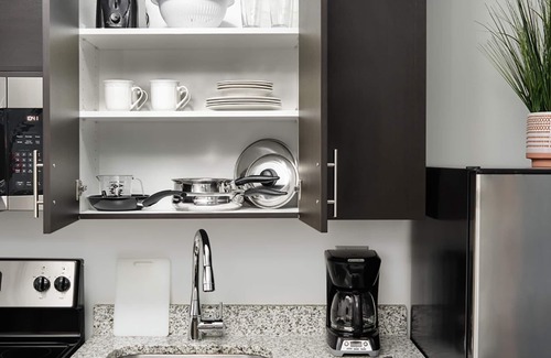 Lithia Springs Hotel | 4 Spacious Comfortable Suites Near CNN Center - Pet-Friendly Options Available