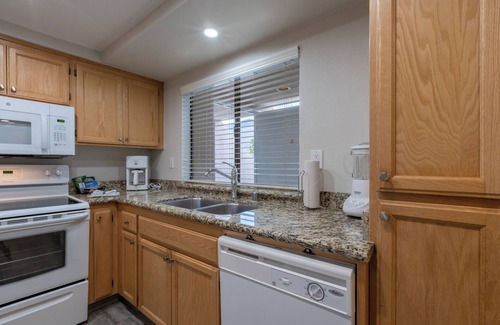 Baristo Hotel | 4 Units w/Kitchen | Pool & Free Parking | Palm Springs Stay