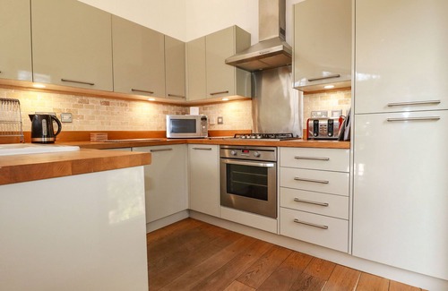 Looe Cottage | 4 WATER'S EDGE, pet friendly, with hot tub in Lanreath