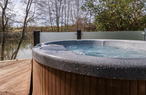 Looe Cottage | 4 WATER'S EDGE, pet friendly, with hot tub in Lanreath