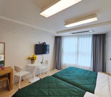 Haeundae Apartment | 40, 2 minutes run to the beach, close to the sea, 5 minutes to Club D Oasis swimming pool, nice and long walk along the beach