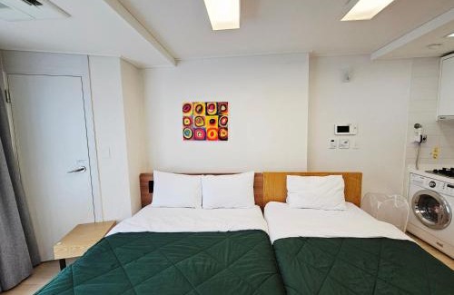 Haeundae Apartment | 40, 2 minutes run to the beach, close to the sea, 5 minutes to Club D Oasis swimming pool, nice and long walk along the beach