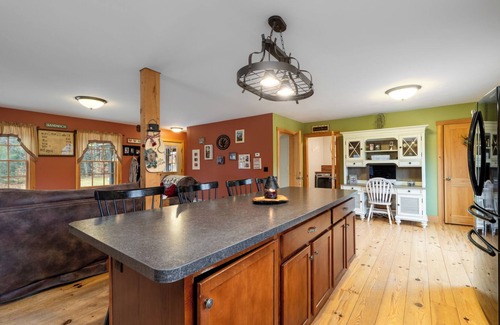 Sandwich House | 40 acre Charming 3-bedroom house with WiFi and AC in wonderful Sandwich, NH