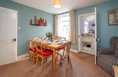 Leiston Cottage | 40 Buller Road - sleeps 5 guests in 3 bedrooms