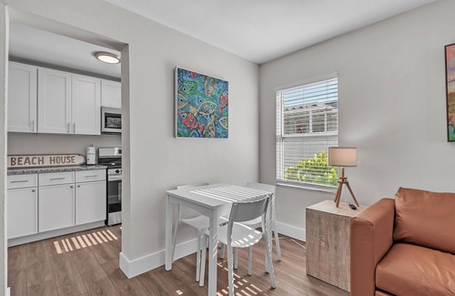 Treasure Island Condo | 🌴400ft to the BEACH☀Shared/Heated Pool🐬Bungalows #5🌞BBQ Grills🐶Dogs Welcome!