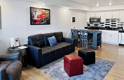 Downtown Branson Condo | 408 - Cozy, quiet walk to convention and landing