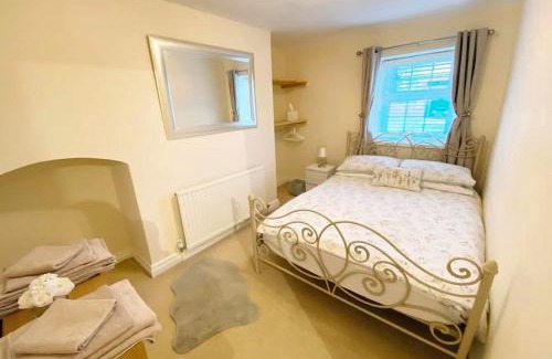 Coedpoeth House | 43 Heol Maelor- A Homely Cottage in Wrexham, North Wales