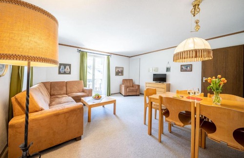 Vulpera Apartment | 4402 Geraeumige, zweckmaessig eingerichtete Maisonette-Wohnung mit mit Blick auf die Villa Engiadina