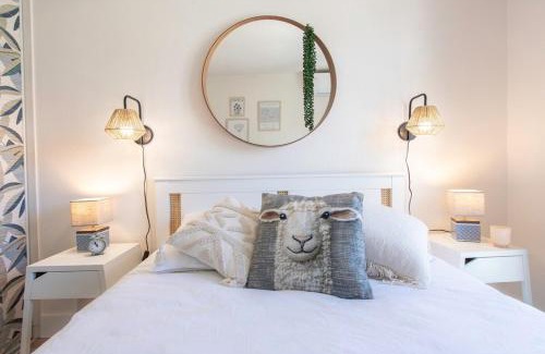 Les Baumettes Apartment | #46 Terrace AC 4mins walk Sea Tram T2 Airport Port